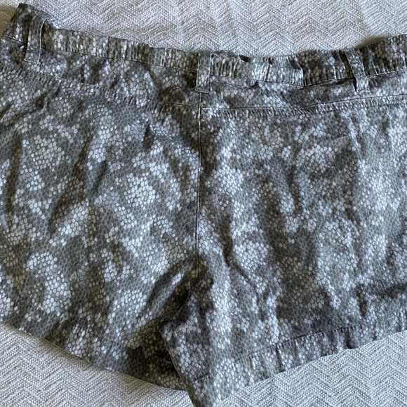 gray snake skin print shorts size M - Picture 3 of 5